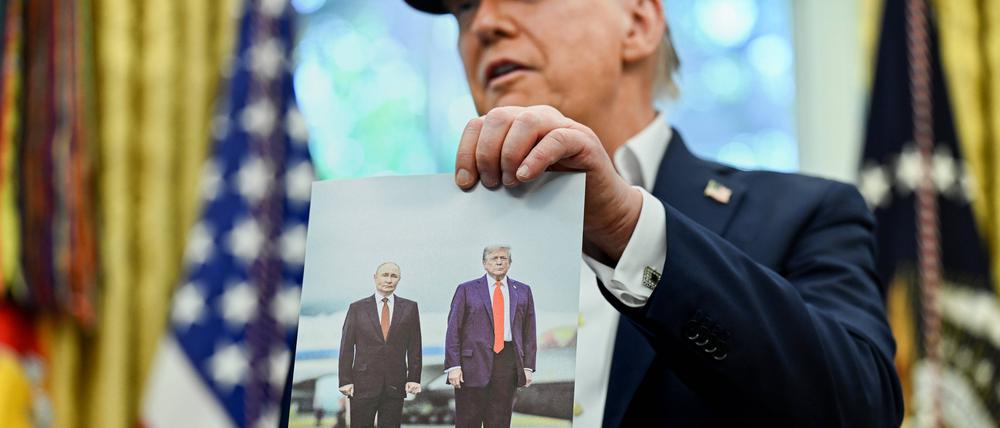 Stolz auf das scheinbar gute Verhältnis mit dem Kreml-Chef: Donald Trump mit einem Erinnerungsfoto des Gipfeltreffens mit Wladimir Putin im August.