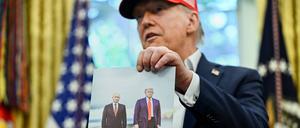 Stolz auf das scheinbar gute Verhältnis mit dem Kreml-Chef: Donald Trump mit einem Erinnerungsfoto des Gipfeltreffens mit Wladimir Putin im August.