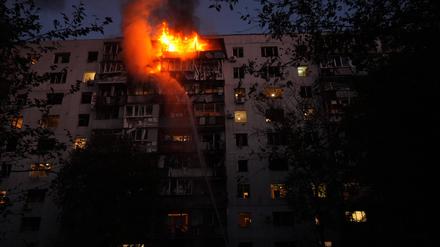 Ein Brand in einem Haus nach einem russischen Angriff auf Saporischschja.