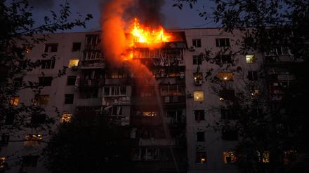 Ein Brand in einem Haus nach einem russischen Angriff auf Saporischschja.