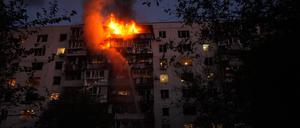 Ein Brand in einem Haus nach einem russischen Angriff auf Saporischschja.