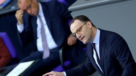 CDU-Fraktionschef Jens Spahn, Kanzler Friedrich Merz im Hintergrund.