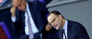 CDU-Fraktionschef Jens Spahn, Kanzler Friedrich Merz im Hintergrund.