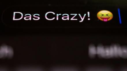 Die Worte „Das Crazy!“ sind auf dem Display eines Smartphones zu sehen. 