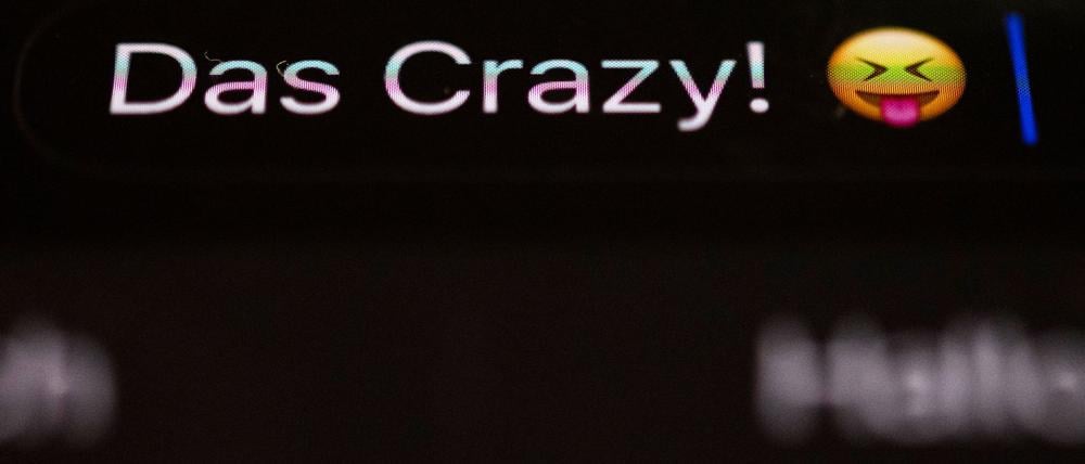 Die Worte „Das Crazy!“ sind auf dem Display eines Smartphones zu sehen.