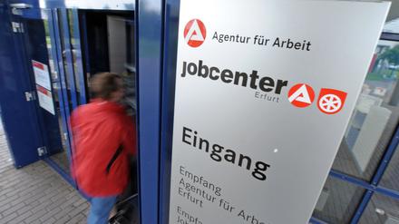 Die Agentur für Arbeit besuchen bald nicht mehr Bürgergeldempfänger, sondern Menschen in Grundsicherung. Doch was ändert sich wirklich dadurch?