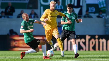 Preußen Münster (grün) und Dynamo Dresden (gelb) lieferten sich einen offenen Schlagabtausch.