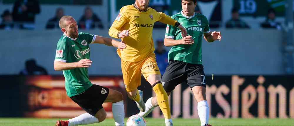 Preußen Münster (grün) und Dynamo Dresden (gelb) lieferten sich einen offenen Schlagabtausch.