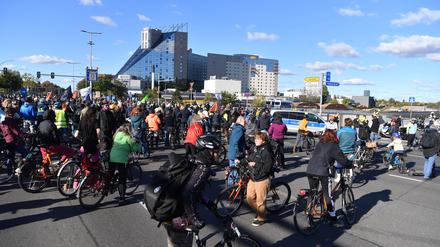 Mehrere hundert Menschen nahmen zu Fuß oder mit dem Rad an einer Demonstration gegen den Ausbau der Autobahn 100 teil.