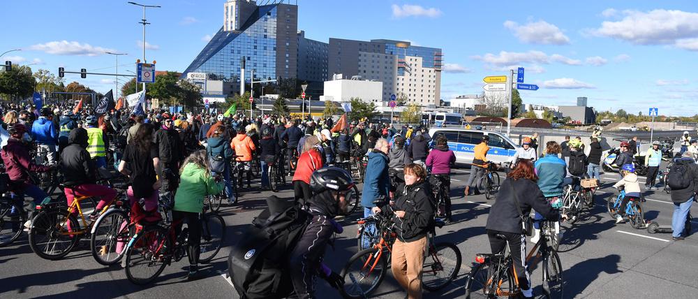 Mehrere hundert Menschen nahmen zu Fuß oder mit dem Rad an einer Demonstration gegen den Ausbau der Autobahn 100 teil.