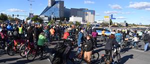 Mehrere hundert Menschen nahmen zu Fuß oder mit dem Rad an einer Demonstration gegen den Ausbau der Autobahn 100 teil.