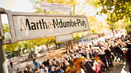 Bei einem Festakt ist das Straßenschild enthüllt worden - der Platz ist nun nach Martha Ndumbe benannt. 