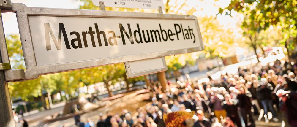 Bei einem Festakt ist das Straßenschild enthüllt worden - der Platz ist nun nach Martha Ndumbe benannt.