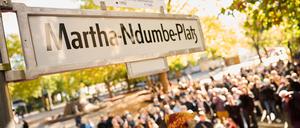 Bei einem Festakt ist das Straßenschild enthüllt worden - der Platz ist nun nach Martha Ndumbe benannt.