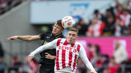 Kölns Isak Johannesson (r) und Augsburgs Robin Fellhauer kämpfen um den Ball.