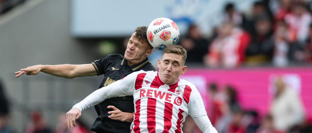 Kölns Isak Johannesson (r) und Augsburgs Robin Fellhauer kämpfen um den Ball.