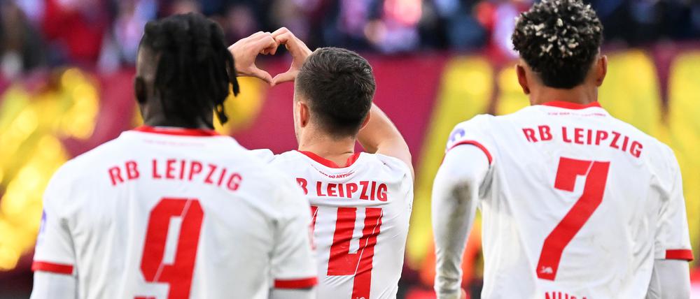 Christoph Baumgartner (RB Leipzig, M) jubelt nach seinem Treffer zum 1:0.