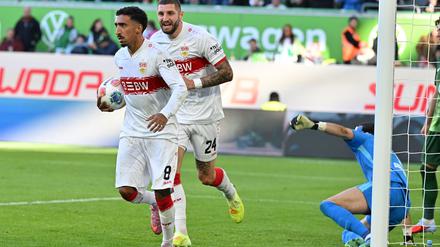 Kein Jubel nach dem Tor aus Respekt vor seinem Ex-Club: Stuttgarts Tiago Tomas (l) nach dem 1:0 gegen den VfL Wolfsburg
