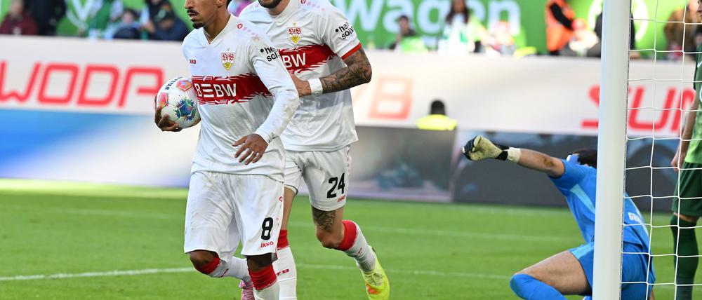 Kein Jubel nach dem Tor aus Respekt vor seinem Ex-Club: Stuttgarts Tiago Tomas (l) nach dem 1:0 gegen den VfL Wolfsburg