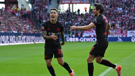 Alex Grimaldo (li.) traf zweimal für Leverkusen.