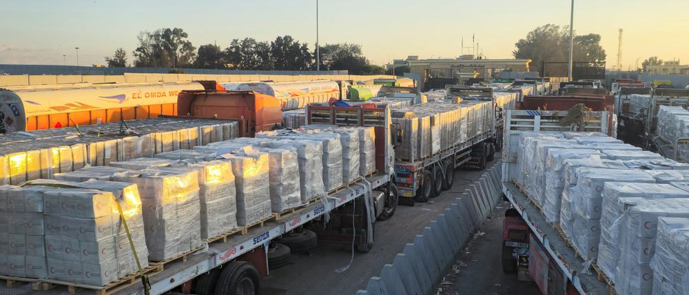 LKW mit humanitären Hilfsgütern stehen an der Grenze in Rafah auf ägyptischer Seite Schlange (Symbolbild).