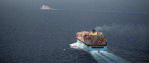 Der US-Lenkwaffenzerstörer USS Chung-Hoon (l hinten) begleitet ein Handelsschiff, das mit Containern beladen ist, während einer Übung im Golf von Aden zum Schutz des freien Handels.