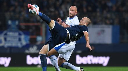 Kanten unter sich. Herthas Innenverteidiger Toni Leistner (hinten) bekam es am Samstag mit Bochums wuchtigem Mittelstürmer Philipp Hofmann zu tun.