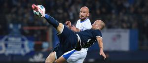 Kanten unter sich. Herthas Innenverteidiger Toni Leistner (hinten) bekam es am Samstag mit Bochums wuchtigem Mittelstürmer Philipp Hofmann zu tun.