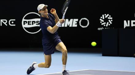 Jannik Sinner setzte sich im Finale von Riad gegen Carlos Alcaraz durch..