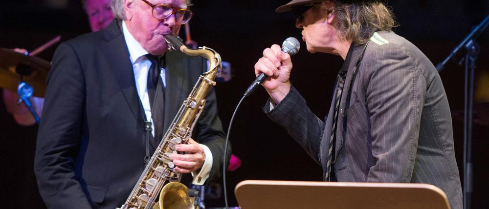 Doldinger musizierte immer wieder mit Lindenberg - wie hier 2016 bei einem Konzert in Düsseldorf zu Doldingers 80. Geburtstag. (Archivbild)