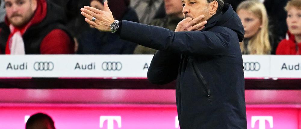 Dortmund-Trainer Niko Kovac ärgert sich im Topspiel in München über den Schiedsrichter.