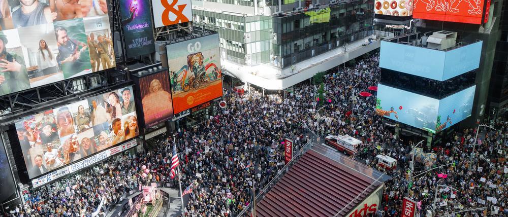 In New York nahmen laut Polizei mehr als 100.000 Menschen an Protesten teil.