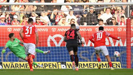 Eins von drei Gegentoren für Bayer-Keeper Mark Flekken (l). 