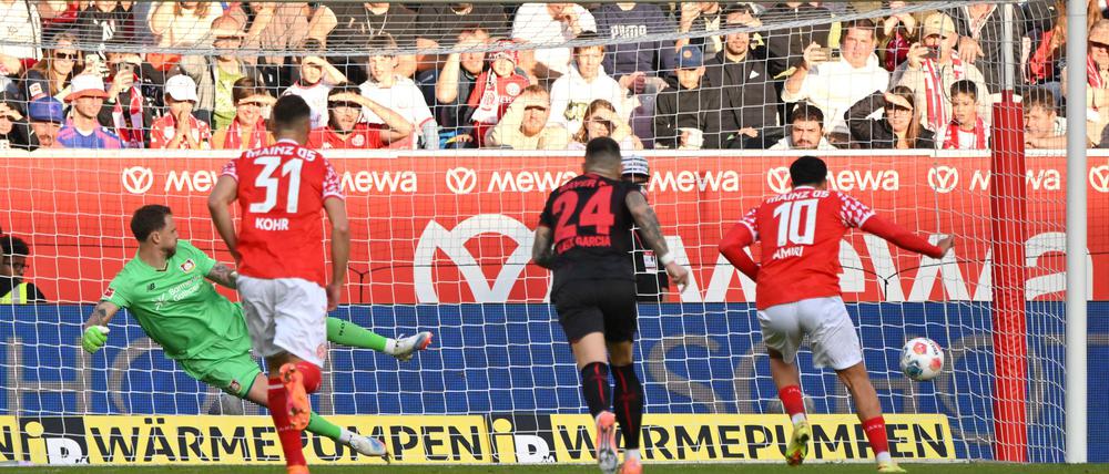Eins von drei Gegentoren für Bayer-Keeper Mark Flekken (l).