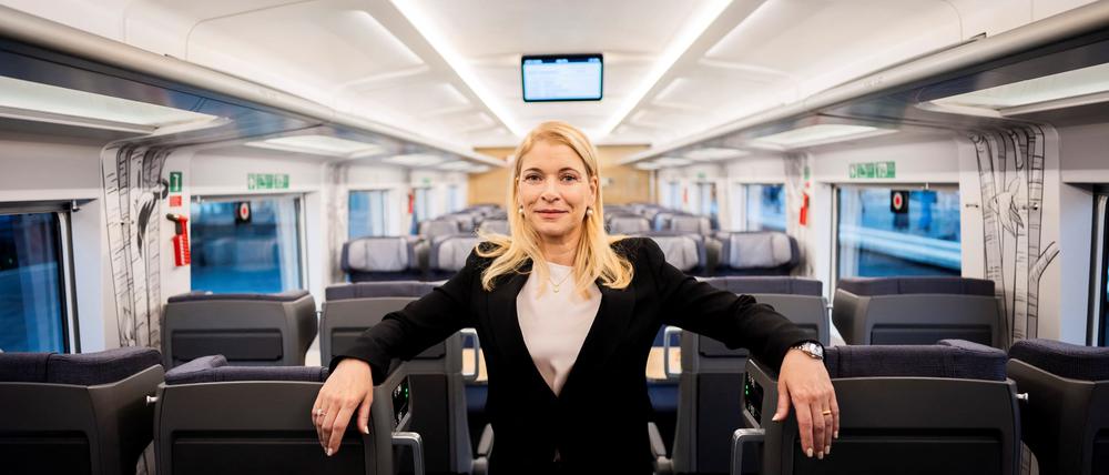 Die Deutsche-Bahn-Chefin Evelyn Palla in einem ICE L.