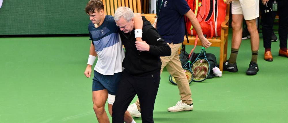 Tennisprofi Holger Rune konnte den Platz nach seiner Verletzung nur mit fremder Hilfe verlassen.