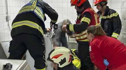 Mitarbeiter der Freiwilligen Feuerwehr Mödling befreien eine 13-Jährige, die in einen Wäschetrockner geklettert war und es nicht ohne Hilfe aus dem Gerät schaffte. Das Mädchen kam zur anschließenden Versorgung ins Krankenhaus. 