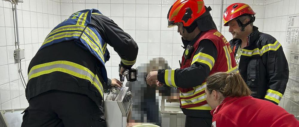 Mitarbeiter der Freiwilligen Feuerwehr Mödling befreien eine 13-Jährige, die in einen Wäschetrockner geklettert war und es nicht ohne Hilfe aus dem Gerät schaffte. Das Mädchen kam zur anschließenden Versorgung ins Krankenhaus.