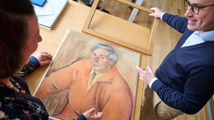 Georg Dietz, Restaurator und stellvertretender Direktor und Leiter der Konservierung/Restaurierung des Kupferstichkabinetts, überlegt zusammen mit Hanka Gerhold, Restauratorin, welcher Rahmen zum Pastell „Selbstbildnis“, 1930 von Willy Jaeckel, im Kupferstichkabinett passen könnte. 