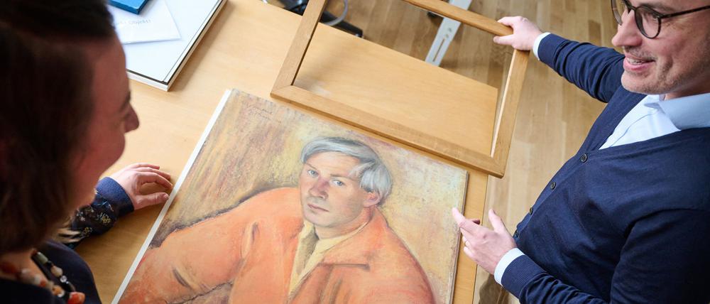 Georg Dietz, Restaurator und stellvertretender Direktor und Leiter der Konservierung/Restaurierung des Kupferstichkabinetts, überlegt zusammen mit Hanka Gerhold, Restauratorin, welcher Rahmen zum Pastell „Selbstbildnis“, 1930 von Willy Jaeckel, im Kupferstichkabinett passen könnte.