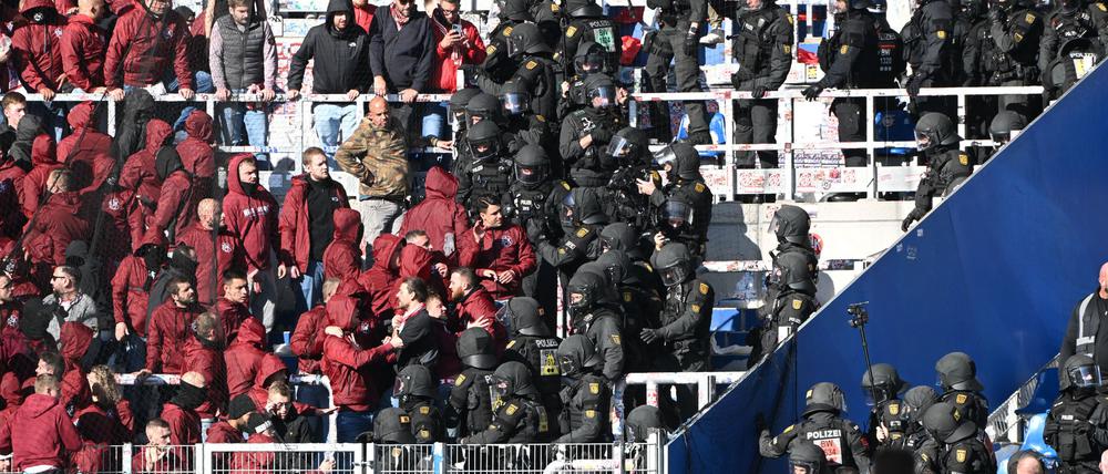 Die Polizei musste die aggressive Stimmung zwischen den Fan-Lagern beruhigen.