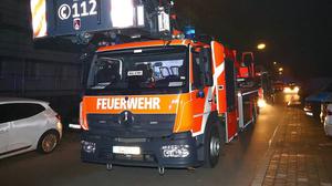 In der Nacht rückt die Feuerwehr aus, weil es in einem Keller im Berliner Süden brennt.
