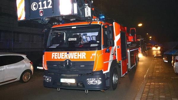 In der Nacht rückt die Feuerwehr aus, weil es in einem Keller im Berliner Süden brennt.