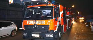 In der Nacht rückt die Feuerwehr aus, weil es in einem Keller im Berliner Süden brennt.