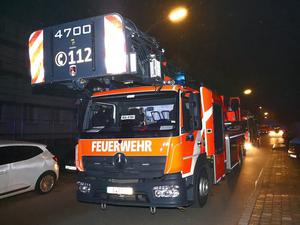 In der Nacht rückt die Feuerwehr aus, weil es in einem Keller im Berliner Süden brennt.