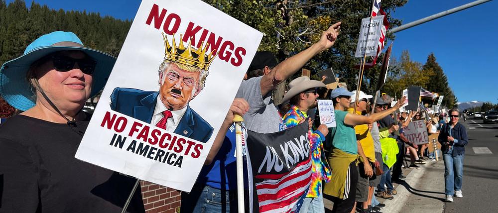 Auch in Truckee in Kalifornien gab es unter dem Motto „No Kings“ Proteste gegen Präsident Trumps Politik.
