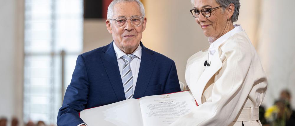 Karin Schmidt-Friderichs, Vorsteherin des Börsenvereins des Deutschen Buchhandels, übergibt Karl Schlögel den Friedenspreis des Deutschen Buchhandels.
