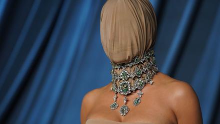 Kim Kardashian kam mit verhülltem Kopf zur Academy Museum Gala in Los Angeles.