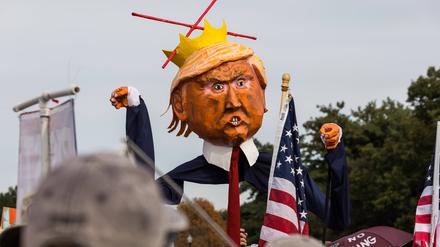 Demonstranten zeigen ihren Unmut über Donald Trump.