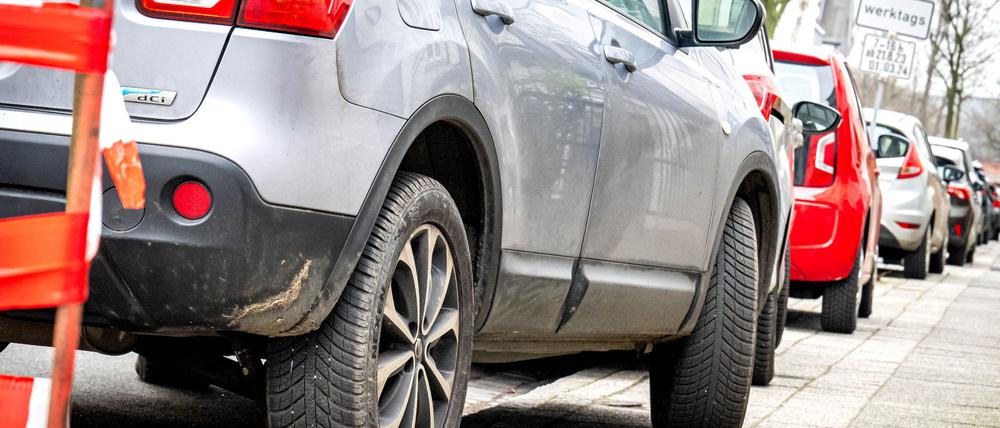 Ein Auto in der Bremer Innenstadt wurde aufgesetzt auf dem Gehweg abgestellt. Eine Aktion soll auf die Probleme dadurch aufmerksam machen. (Symbolbild)